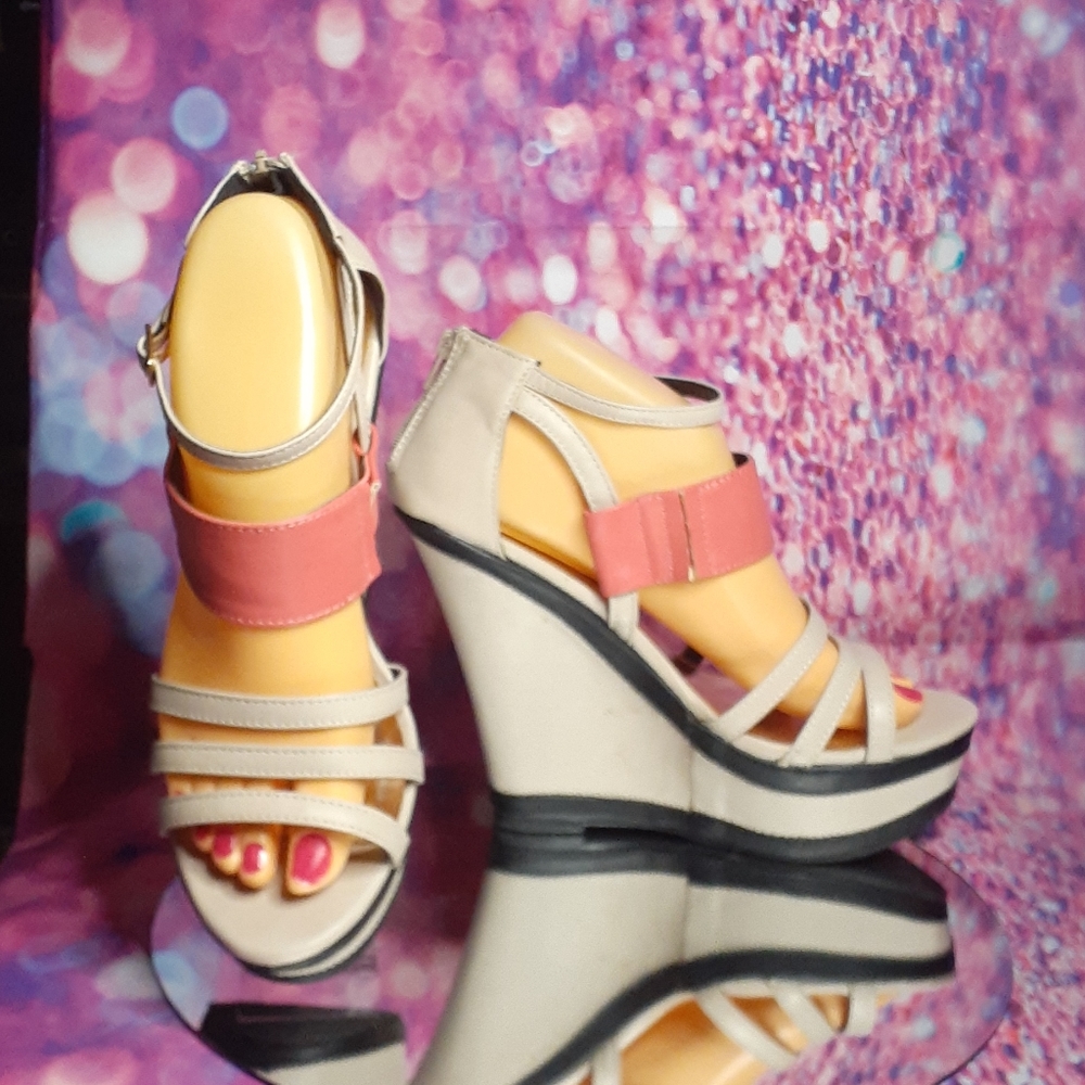QUPID FINDER - Nude Coral Strap Black Trim Wedges